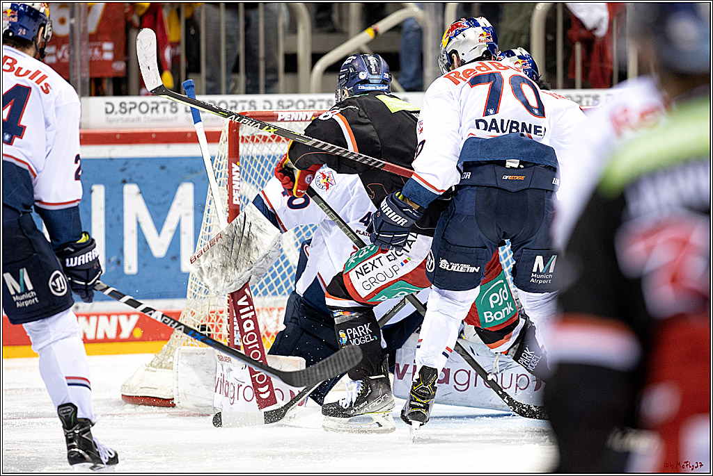 PENNY DEL Viertelfinale 4. Spiel; Duesseldorfer EG - Red Bull Muenchen; Duesseldorf, 16.04.2022
